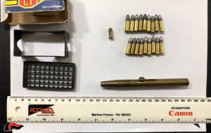 Nasconde penna-pistola nel comodino della camera da letto: arrestato 60enne