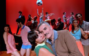 Venerdì “Le bal: l’Italia balla dal 1940 al 2001” inaugura la stagione del Teatro Kennedy di Fasano