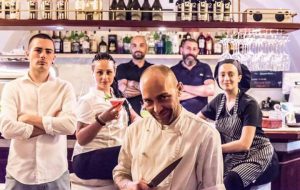Stasera Rendez Vous festeggia il compleanno: un anno insieme, tra eventi live e cucina gourmet