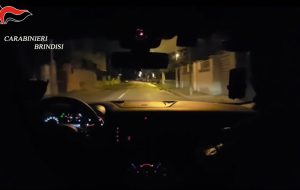 21 persone arrestate all’alba dai Carabinieri: tutto è partito da una rapina da 13mila euro: VIDEO