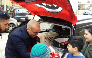 CasaPound Brindisi distribuisce giocattoli ai bambini delle famiglie italiane in difficoltà in tre rioni