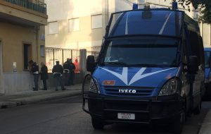 Sgomberato immobile occupato da migranti  e senzatetto