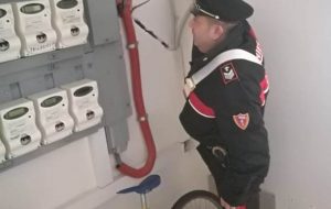 44 grammi di hashish nella cassetta condominiale del contatore dell’acqua