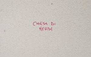 Insulti sul muro della chiesa Paradiso: CasaPound si dichiara estranea ai fatti