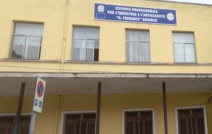 I Carabinieri entrano al Ferraris di Brindisi con i cani e trovano 8 grammi di hashish ed erba buttati nel cortile