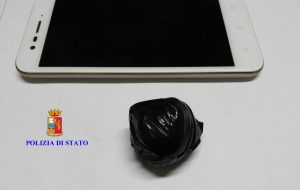 13 grammi di cocaina pura nel cappuccio del giubbotto: arrestato 27enne
