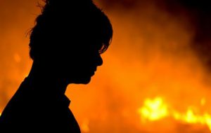 Dà fuoco a sei auto per vendicarsi della sua ex compagna: arrestato