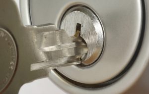 Cambia la serratura di casa per impedire l’accesso alla convivente: denunciato