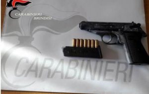 Minaccia l’ex moglie con una pistola lanciarazzi: arrestato e rimesso in libertà