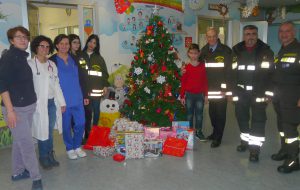 La Befana incarica i Vigili del Fuoco di portare i doni nei reparti pediatrici di Brindisi e Provincia