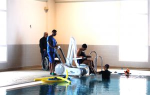 La piscina comunale di Ostuni si dota di un sollevatore per disabili