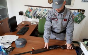 Con il figlio minorenne a caccia di specie vietate: denunciato
