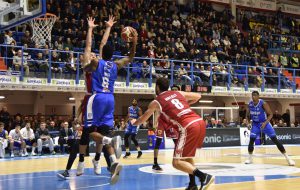 Brindisi bagna con una vittoria la prima gara dell’anno. Varese sconfitta per 95-90 all’overtime