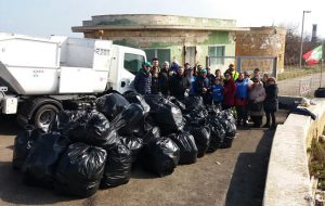 Il Mare d’Inverno: Fare Verde raccoglie 73 sacchi di rifiuti nella zona del Castello Alfonsino