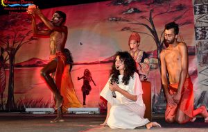 “La Signora con la valigia” riporta il teatro sul palco del “Circo della Farfalla”