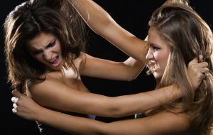 Violenta rissa tra donne: una ferita, l’altra denunciata