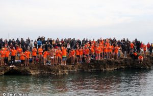 Tuffo di Capodanno 2018 Brindisi, è record 180 iscritti 26 donne e 11 bambini. Un plauso alla città di Brindisi dalla canadese Maggie Manning