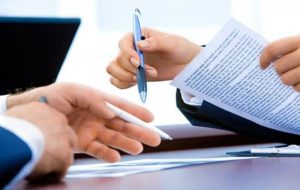 Attiva finanziamento con dati anagrafici e busta paga di altra persona: denunciata