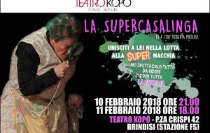 Al Teatro Kopò va in scena “La Supercasalinga”, storia di una donna in guerra contro la Supermacchia