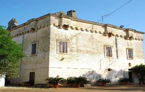 Incursione notturna nella Masseria Signorelli: rubati anche un trattore e un furgone