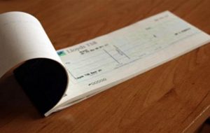 Paga vestiti con assegno scoperto: denunciato