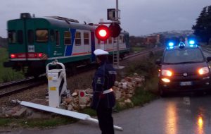 Cade sbarra del passaggio a livello: l’intervento della Polizia Locale evita incidenti