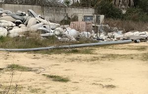 Lampade luminose depositate a cielo aperto: l’Amministrazione intervenga