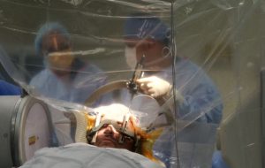 L’eccellenza all’Ospedale Perrino di Brindisi: intervento innovativo di stimolazione cerebrale contro il Morbo di Parkinson