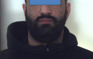 Simula malore per sviare i carabinieri: nel tubo di scarico del water aveva 100 grammi di cocaina. Arrestato insieme alla compagna.
