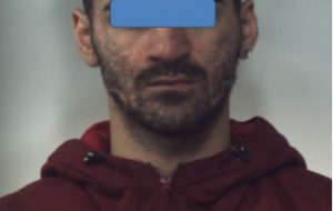 Nell’armadio 130 grammi di erba: 21enne in manette