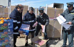 Sotto le casse di arance trasportava 6,5 tonnellate di sigarette: camionista lettone fermato nel porto di Brindisi