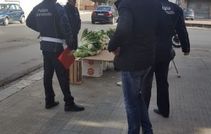Polizia Locale, Asl e Finanza contro i venditori abusivi di frutta e pesce: diversi sequestri e tre multe da 5.000 euro