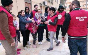 CasaPound distribuisce uova alle famiglie del Rione Sant’Angelo