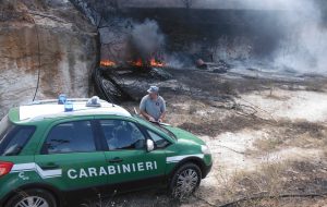A fuoco rifiuti speciali: denunciate due persone