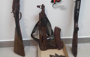 Un Kalashnikov e due fucili da caccia nell’area marina protetta di Torre Guaceto