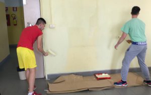 Gli Studenti del Ferraris ripuliscono i muri dell’aula