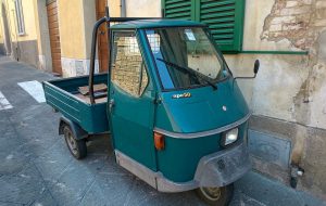 Ha la patente revocata ma guida apecar senza assicurazione: denuncia e sequestro