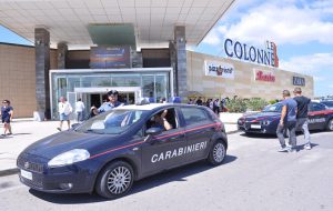 Rubano skateboard e cibo dal centro commerciale: coppia brindisina beccata dalle telecamere