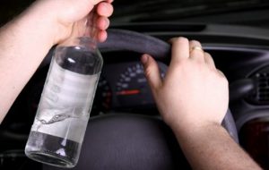 Ubriaco al volante si schianta contro il palo della luce