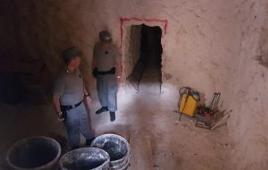 Costruisce casa abusiva sotterranea in una cava abbandonata: denunciato proprietario