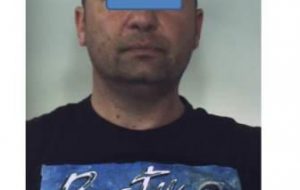 Nasconde la cocaina nel bidone della spazzatura sotto i croccantini per cani: in manette operatore ecologico
