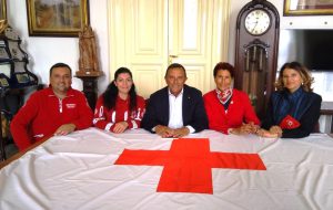 La bandiera della Croce Rossa Italiana sventola sul Comune di Ostuni