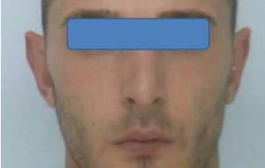 Evade dagli arresti domiciliari per molestare le sue ex