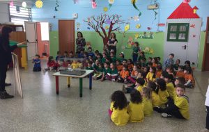 Scoppia un petardo nel cortile della scuola: panico per decine di piccoli spaventati dal boato
