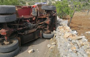 Autocarro si ribalta su un tratturo: agricoltore in prognosi riservata