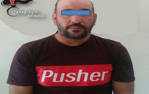 In giro con la maglietta “Pusher” e mezzo Kg di droga da vendere: arrestato