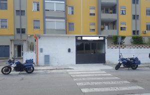 Occupano immobile sequestrato e avviano attività di vendita di auto: denunciati padre e figlio