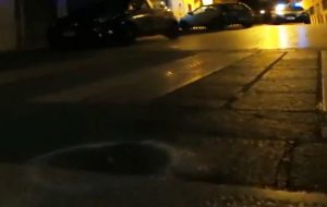 Agguato in pieno centro tra centinaia di persone: commando in scooter spara tre colpi di pistola contro un 23enne