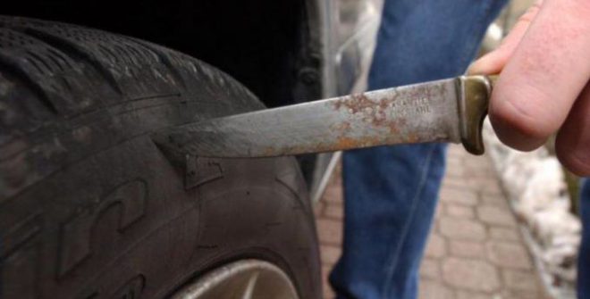 80enne perde la testa per una donna molto più giovane ma non è corrisposto: le taglia le gomme dell’auto