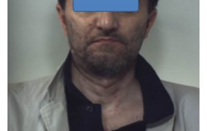 Noleggia auto con conducente e sotto la minaccia di una pistola tenta di farsi consegnare il veicolo